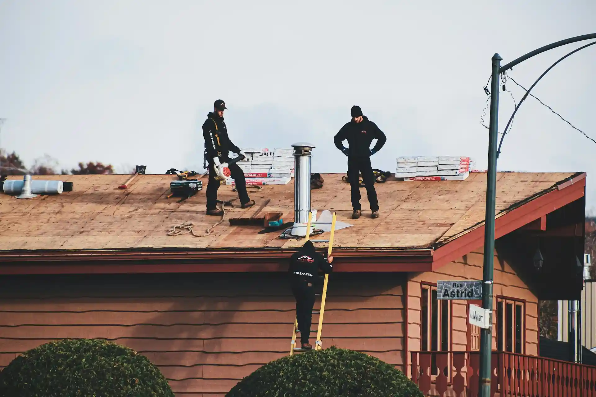 How to walk on a roof safely guide